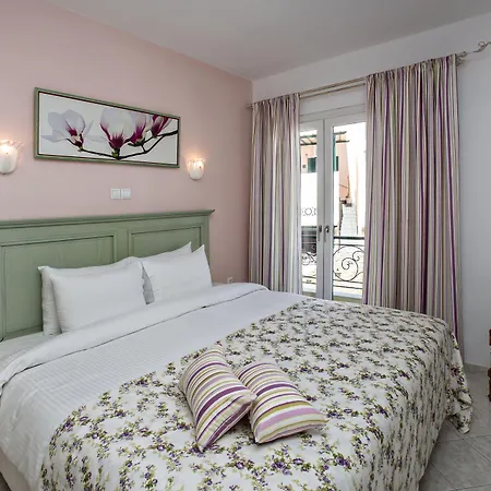 Tinos Resort מלון 4*